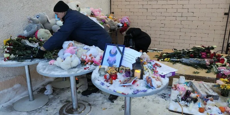 "Мягких облачков тебе, ангелочек": Сотни людей в Костроме пришли проститься с убитой извращенцами 5-летней девочки
