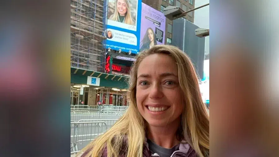 Больная раком мать прорекламировала свою дочь в центре Нью-Йорка в надежде найти ей мужа