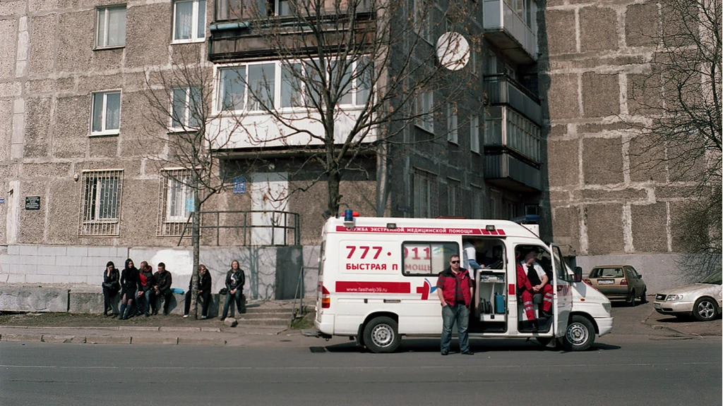 В Москве три жителя пятиэтажки отравились неизвестным веществом, они госпитализированы. Из дома эвакуировали около 40 человек – видео