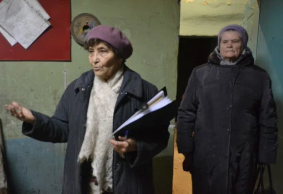 Старшая по дому Ольга Гаврилова (слева) и ее соседка Александра Губанова считают, что подвал нужно вовсе отдать муниципалитету