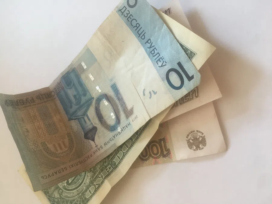 В Белоруссии валюта России резко «просела»: один белорусский стоит 40 российских. Жители РФ едут к соседям за долларами и продуктами