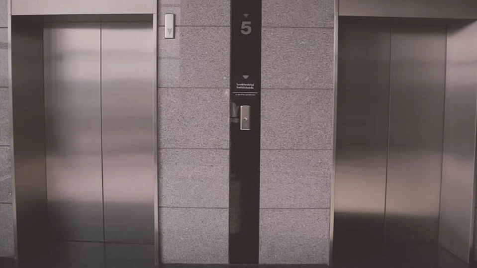 В Бердске жители многоэтажки на улице Вокзальной нашли в лифте мертвого мужчину
