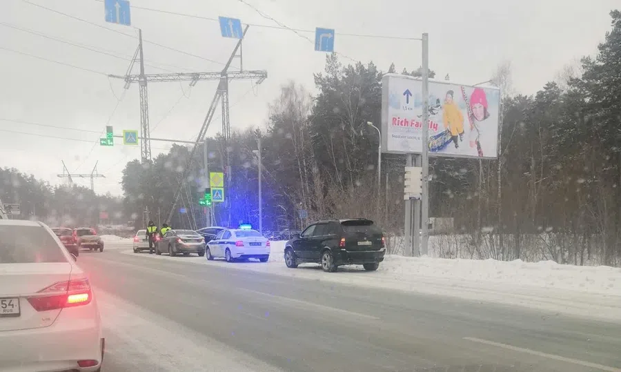 Уходивший от полицейской погони Hyundai Solaris вылетел с дороги на Бердском шоссе