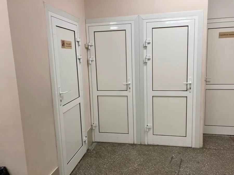 В элитной гимназии Новосибирска мальчики и девочки ходят в один туалет, а в коридорах сидят на полу