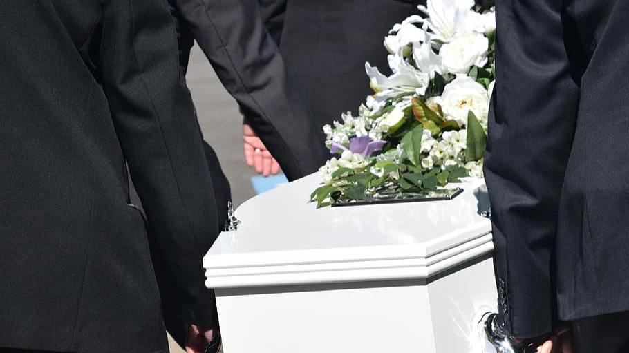 В Мексике трехлетняя девочка очнулась в гробу на собственных похоронах