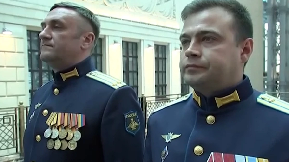 Дмитрий Литвинов (слева) и Виктор Дудин (справа) получили звание «Герой России». Фото: скришот с видео