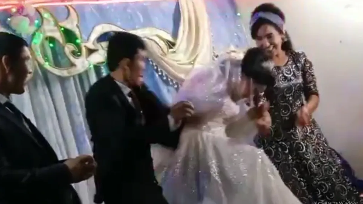 Ударивший невесту на свадьбе в Узбекистане жених объяснил свой поступок. Инцидент произошел 6 июня. Фото: скриншот  с видео