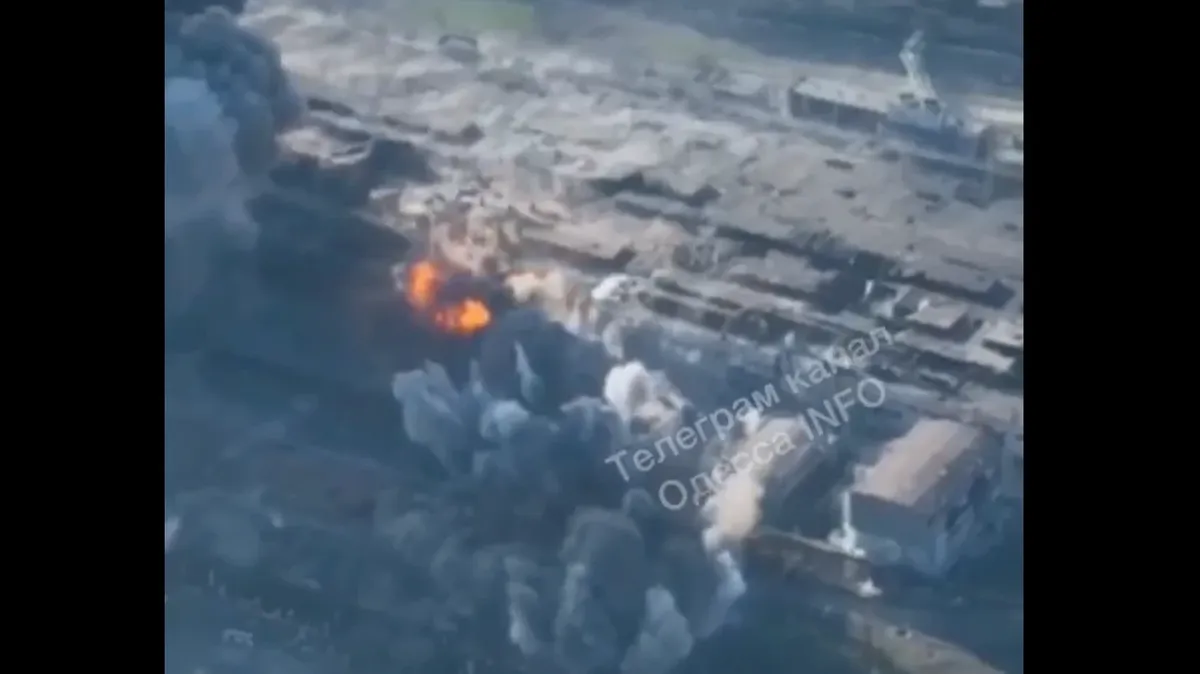 По заводу “Азовсталь” наносят ракетные удары. Фото: стоп-кадр видео телеграмм-канала «Одесса info»
