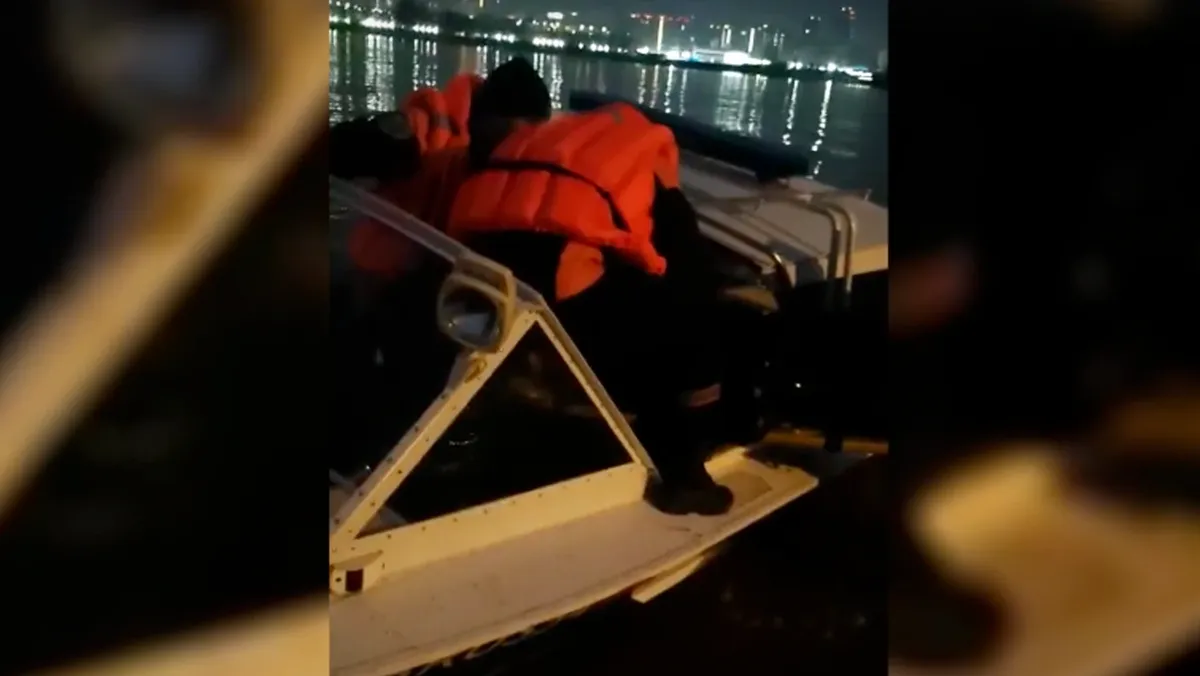 В Новосибирске спасатели вытащили 20-летнюю девушку из воды. Ранним утром она спрыгнула с моста в ледяную воду