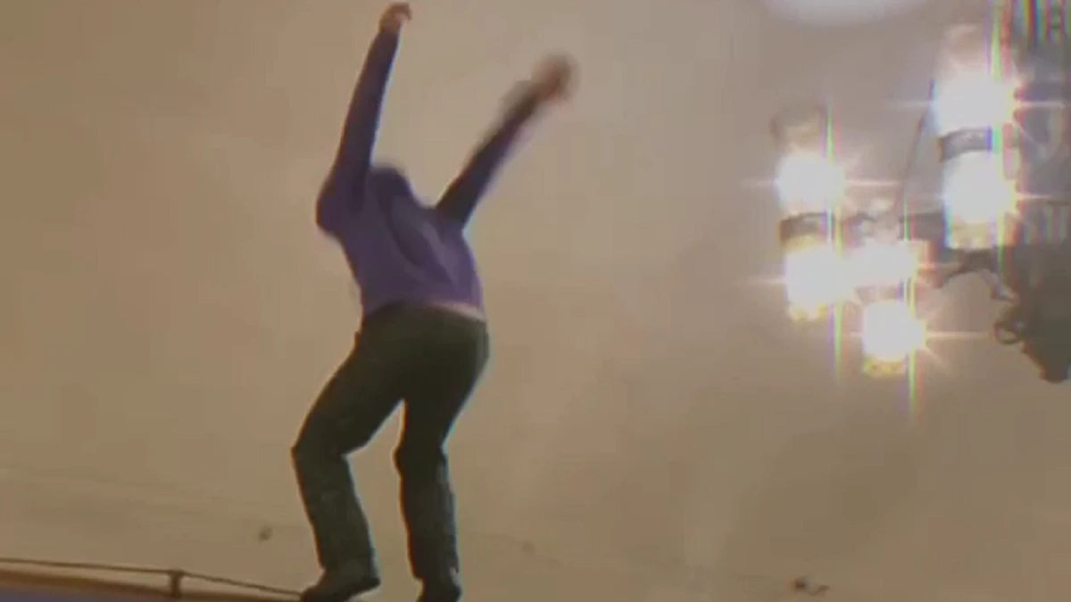 В Москве неизвестный пробежался по крыше вагонов метро и сделал сальто - видео