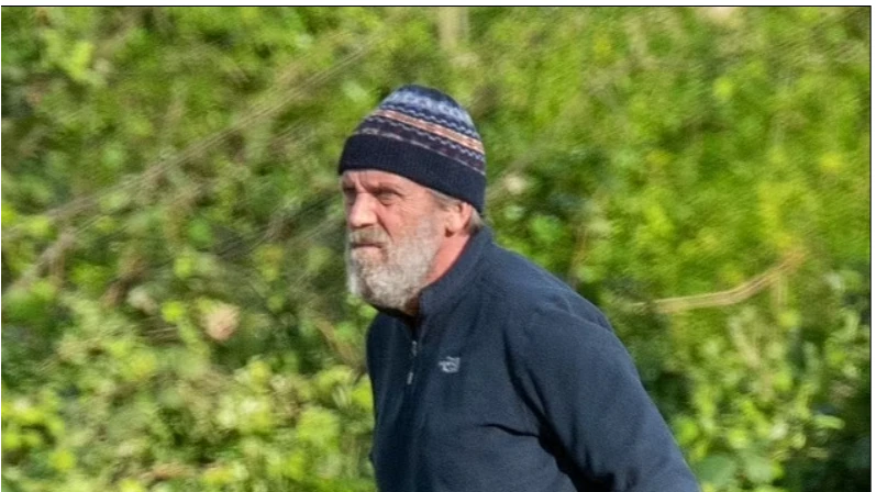 Актер Хью Лори с густой седой бородой попал на фото – он выглядит старше своих 62 лет