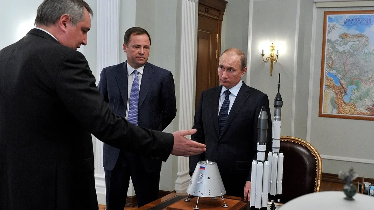 В Кремле пообещали найти работу освобожденному от должности Дмитрию Рогозину. Экс-главу «Роскосмоса» могут отправить в Донбасс