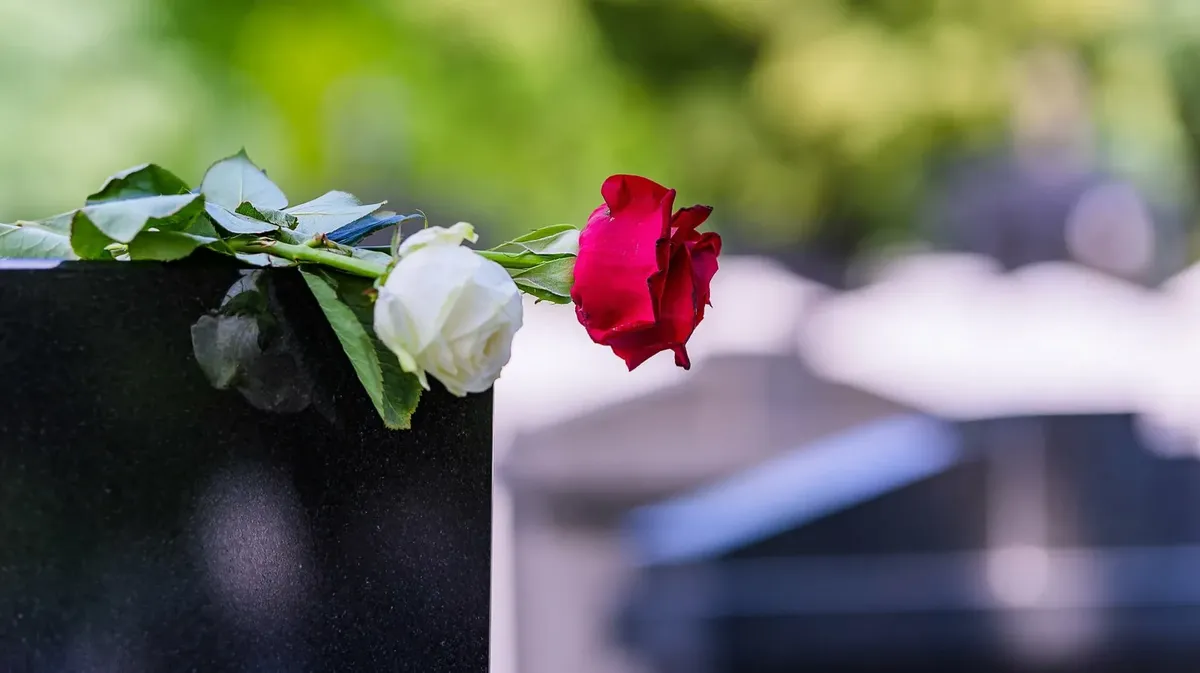 Значение приметы о запрете класть цветы в гроб умершему человеку