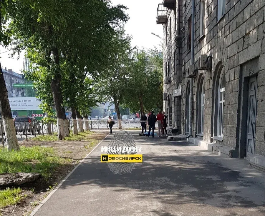 В Новосибирске прямо на тротуаре прохожие нашли мертвую женщину: Сибирячка выпала из окна