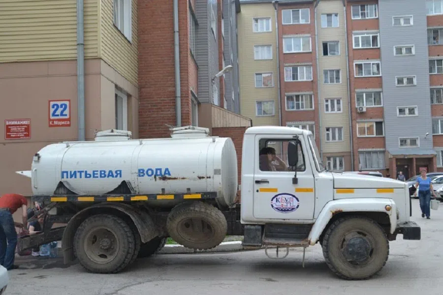 Без холодной воды остались жители Южного микрорайона в Бердске: КБУ подвозит на водовозке