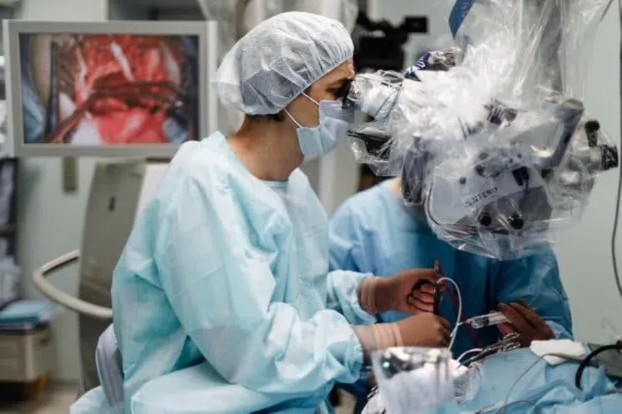 В Новосибирске 6-летней девочке удалили огромную опухоль мозга хирурги клиники Мешалкина
