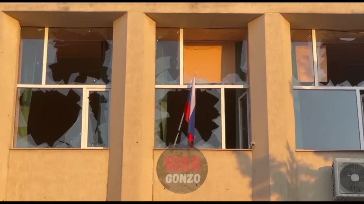 Накануне в здании администрации города вывесили российский флаг. Фото: WarGonzo / Telegram