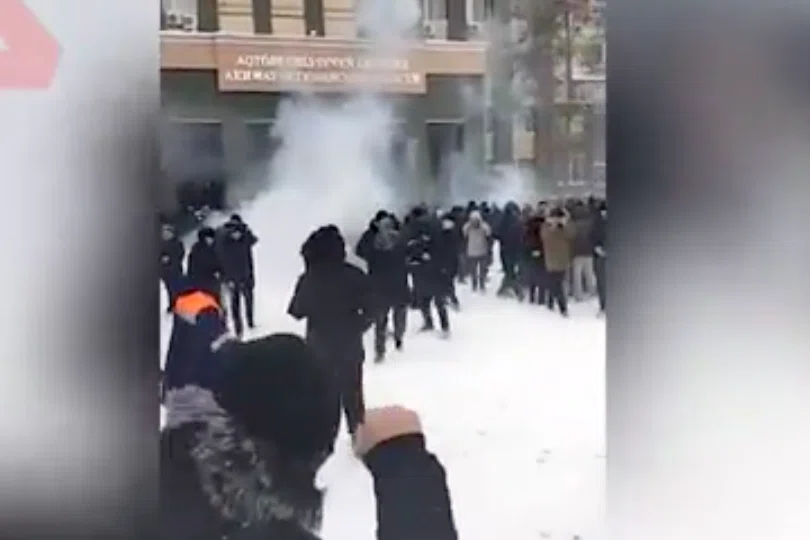 В Казахстане протестующему оторвало ногу из-за взрыва у здания администрации  в Актобе