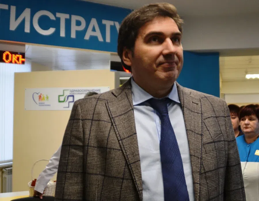 Министр здравоохранения НСО Константин Хальзов отказался отвечать, поставил ли он прививку от ковида