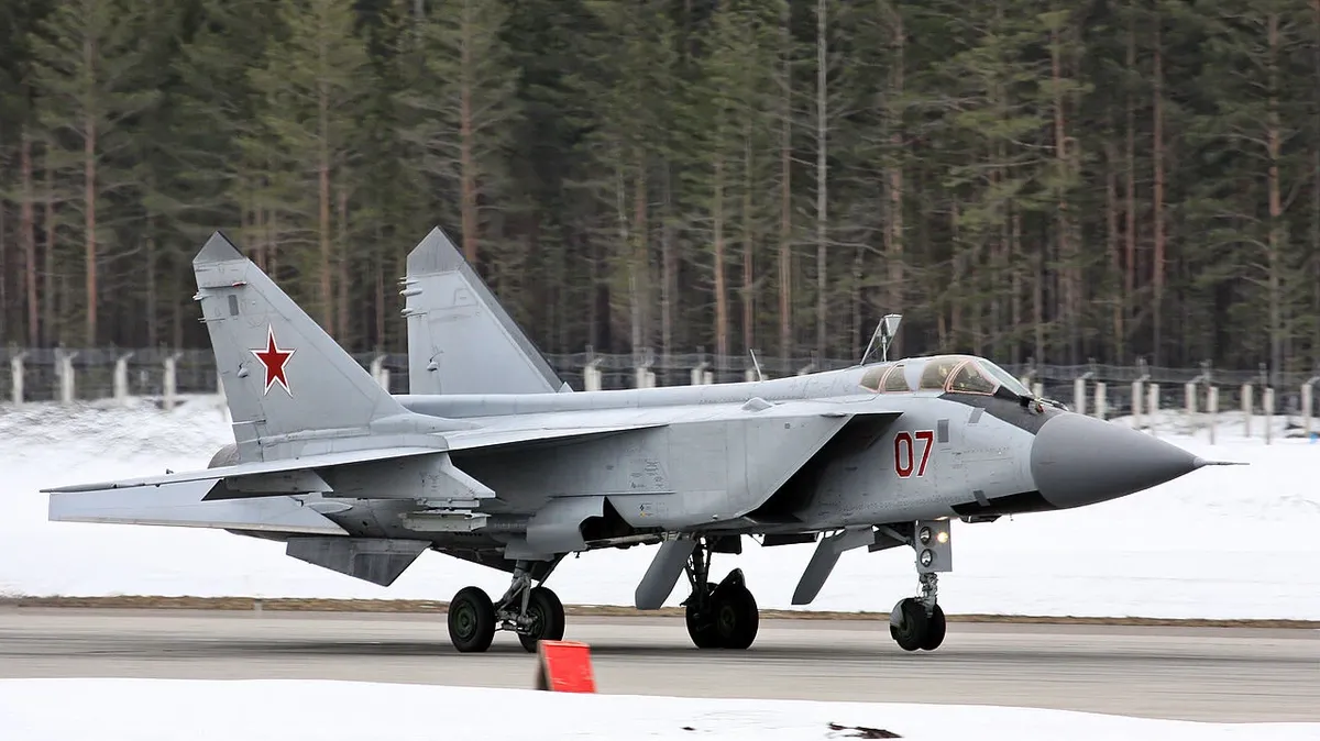 Истребитель-перехватчик МиГ-31 потерпел крушение в Ленинградской области. На поиски отправили три вертолета