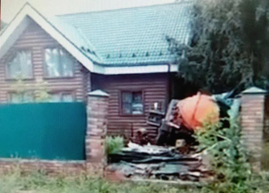 ДТП с душком: Ассенизаторская машина врезалась в частный дом в Бердске. Смотрите видео