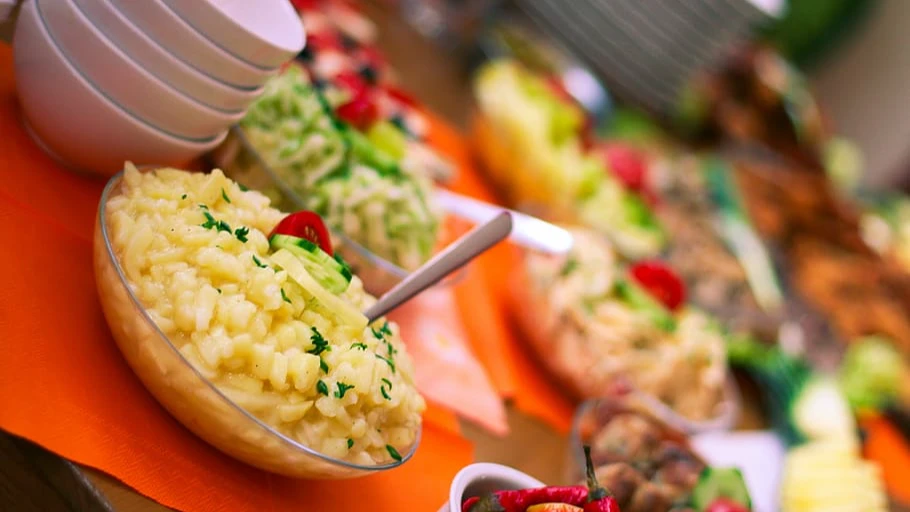 Правительство РФ выделит дополнительные средства на бесплатное питание в школах. Фото: pixabay.com