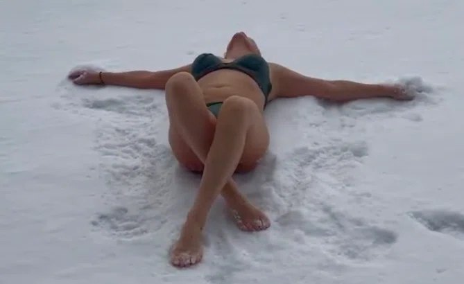 Эпатажное видео на снегу в купальнике в -20 градусов выложила вице-мэр Новосибирска Анна Терешкова