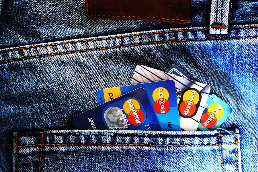 Альфа-банк не станет ограничивать лимит на снятие денег в банкоматах за границей