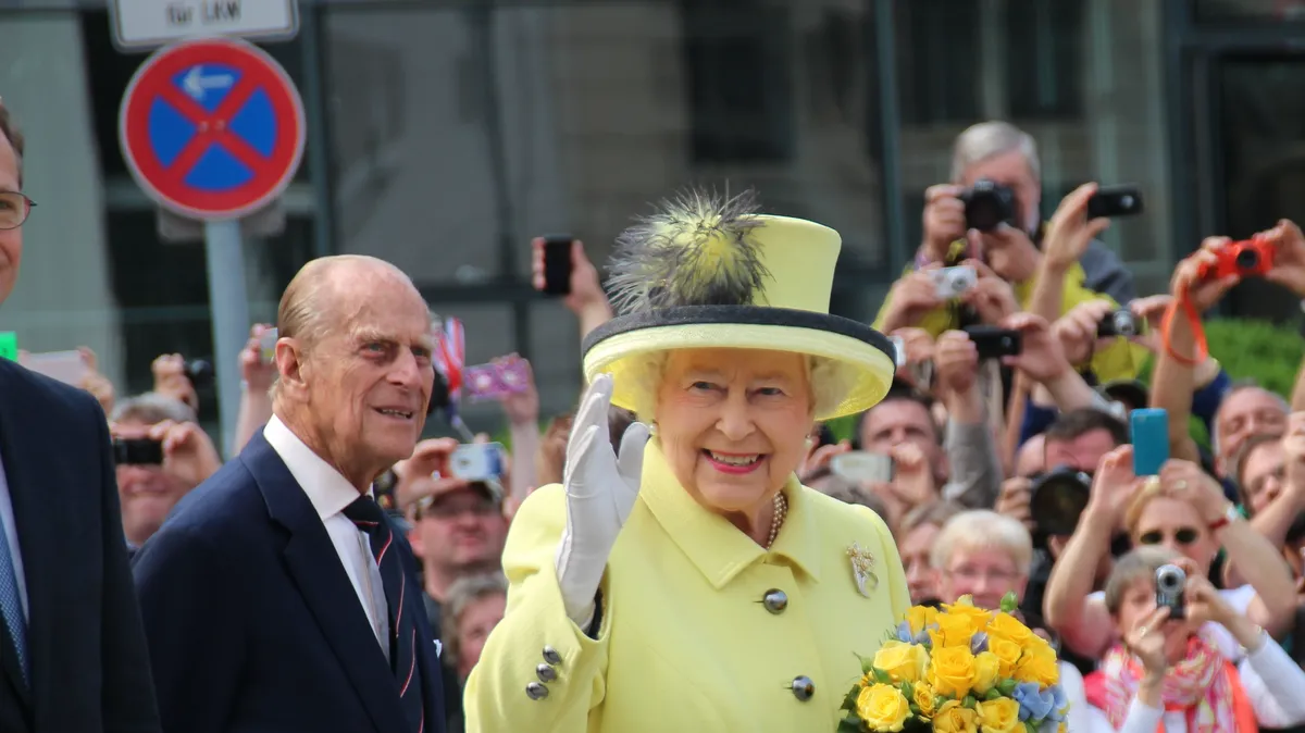 «Боже, храни короля!» Премьер Великобритании Трасс заявила, что имя нового монарха – Карл III, а смерть Елизаветы II – шок для нации и мира