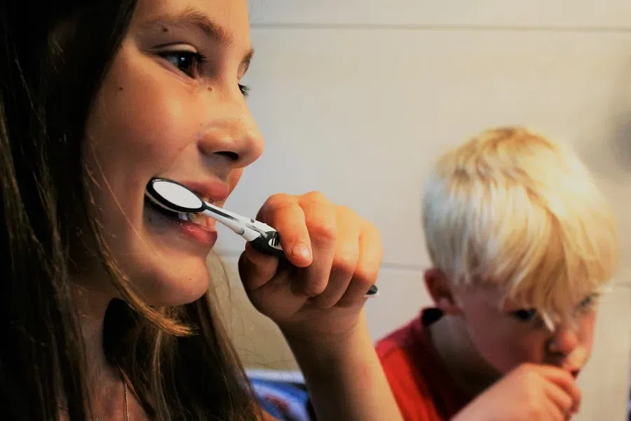 Как приучить ребенка регулярно чистить зубы: маленькая хитрость для родителей