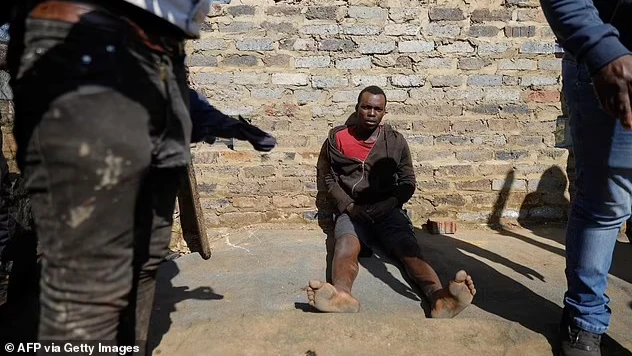 В Южной Африке толпы линчевателей избили нелегальных шахтеров и подожгли их лагеря в ответ на жесткое групповое изнасиловали восьми моделей, снимавших музыкальное видео на заброшенной шахте под Кейптауном 