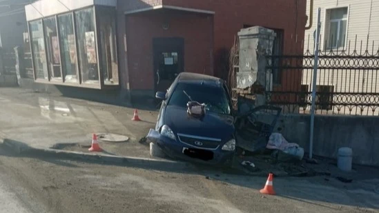В Новосибирске 49-летняя женщина насмерть разбилась о бетонный забор в ДТП на Lada Priora