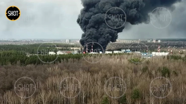 «В воздухе ядовитые вещества»: что происходит в Брянске, где украинские беспилотники подожгли нефтебазу «Дружба». Почему местных жителей не эвакуировали и не раздали им лекарства, маски и воду 