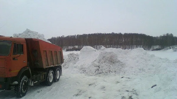 Снежный коллапс: 50 раз чистили заваленную снегом дорогу на дачи Бердска