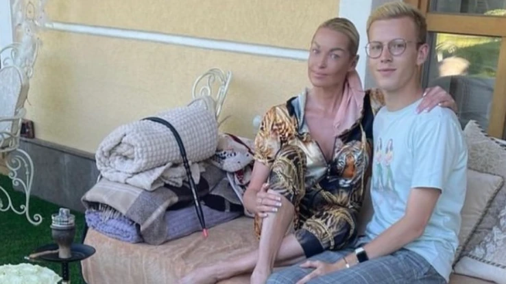 46-летняя Анастасия Волочкова показала россиянам на фото своего 21-летнего ухажера Вадима Стукалова
