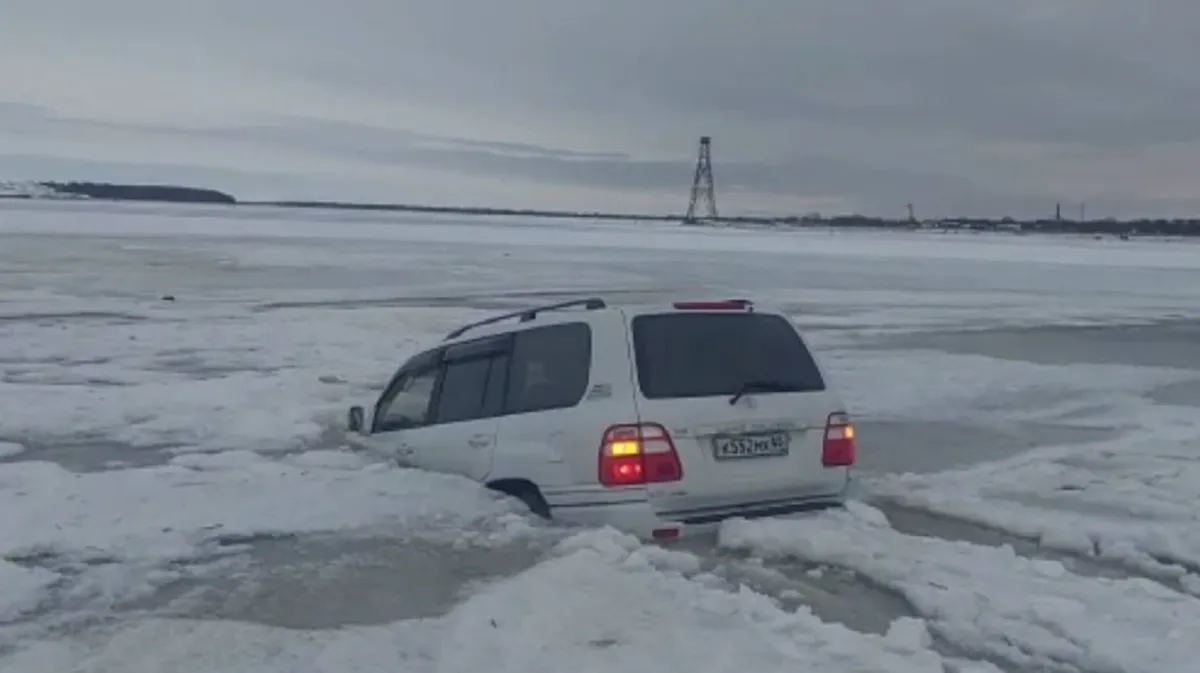 На Сахалине водители утопили Land Cruiser подо льдом - видео