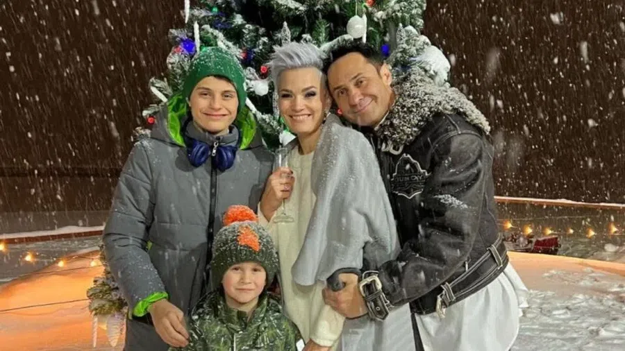 Стас Костюшкин с женой и детьми. Фото: instagram/stas_kostyushkin_official