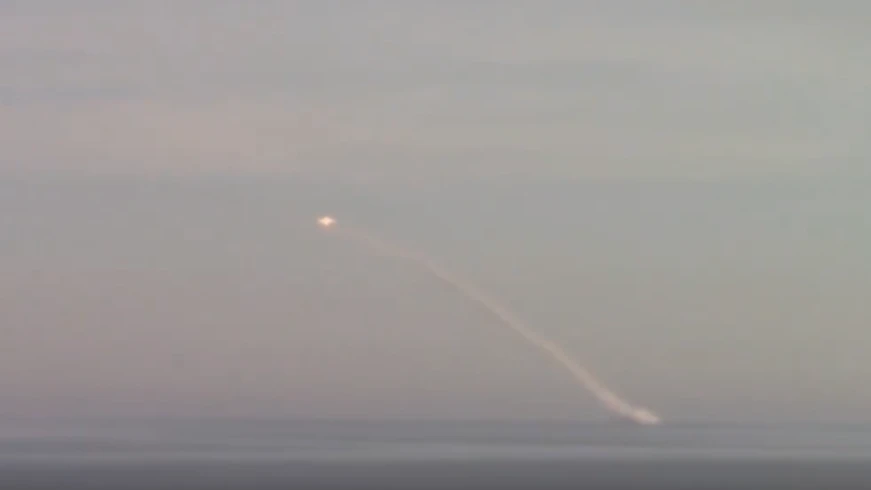 «Куда прилетело, там всю оставшуюся жизнь заикаются» Российские военные с подводной лодки ударили двумя ракетами «Калибр» по военным объектам Украины и показали на видео