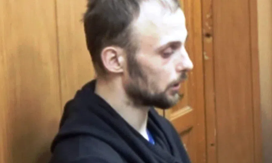 В суде Омска обвиняемый в избиении 9-месячного мальчика каратист по фамилии Живодер расплакался и упал на колени