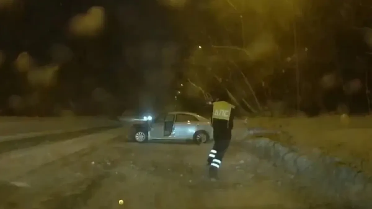 В Новосибирске пьяный водитель влетел в сугроб, уходя от погони