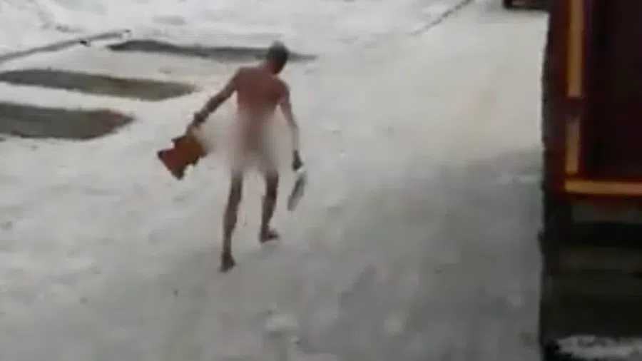 На Сахалине голый мужчина с решеткой для жарки мяса и табуреткой устроил забег по заснеженным улицам