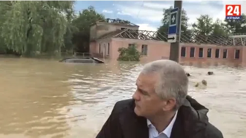 Мэр Крыма Сергей Аксенов катается на надувной лодке по затопленной Керчи