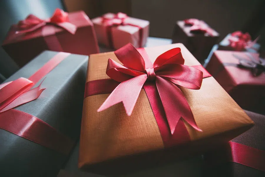 Получать подарки приятно всем и всегда. Фото: Pexels.com
