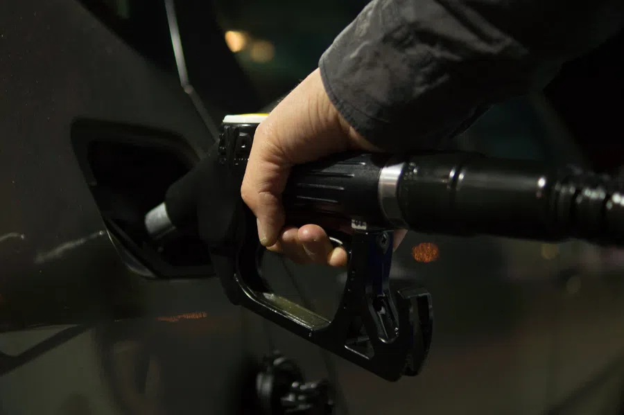 Цены на бензин резко снизились в России