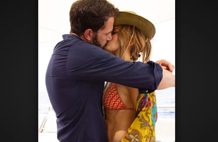 Дженнифер Лопес подтвердила свои отношения с Беном Аффлеком на фото с поцелуем