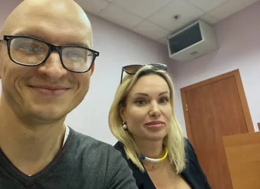 Редактора Первого канала Марину Овсянникову обвинили в  несогласованном публичном мероприятии за антивоенный плакат в прямом эфире - идет суд