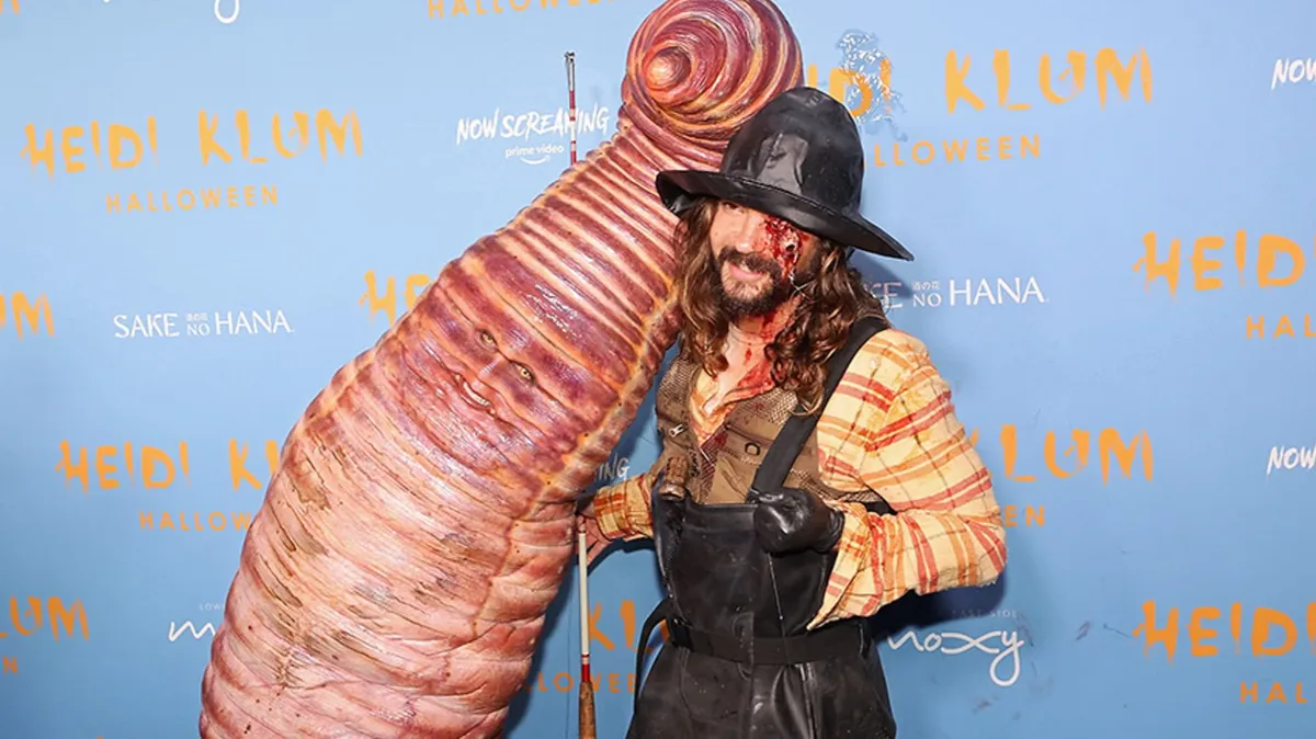 Супермодель Хайди Клум облачилась в костюм дождевого червя на Хэллоуин. В сети наряд сравнили с огромным пенисом - фото