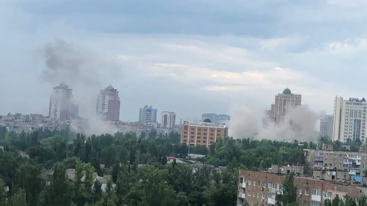 Украинские военные подвергли обстрелу практически весь город. Фото: Telegram-канал «Оперативные сводки»