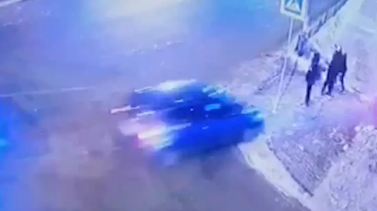 20-летняя автоледи на Chevrolet Aveo «влетела» в четырех пешеходов на оживленной улице Екатеринбурга – видео