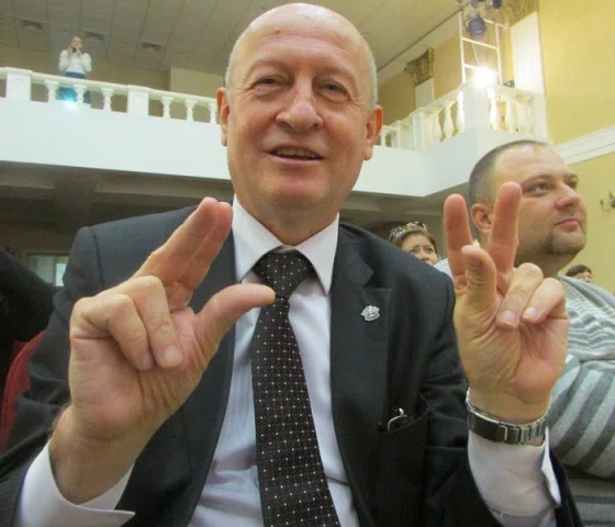 Михаил Брагин, глава областного общества глухих, пожелал всем счастья на языке жестов